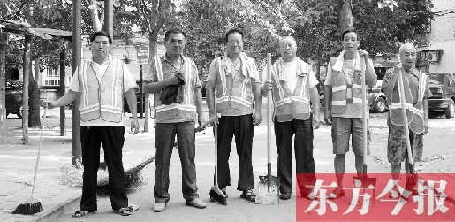 昨天下午6點(diǎn)，6名環(huán)衛(wèi)工人相伴乘坐B1返回27公里外的花園口村。