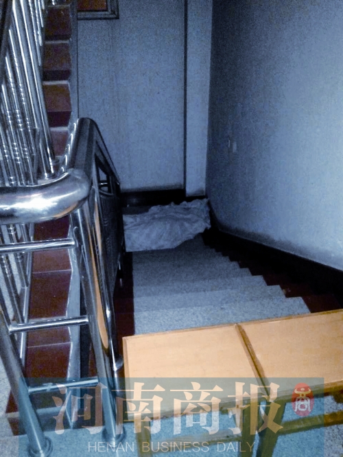 昨晚7點多，女孩的尸體還未移走 見習(xí)記者 姬中貴/攝