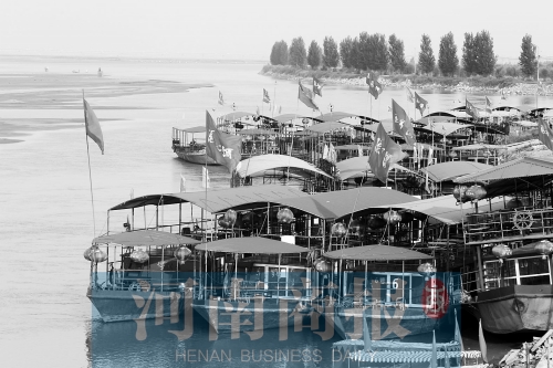 這些出航的船只，都沒(méi)有相關(guān)資質(zhì) 記者 王春勝/攝