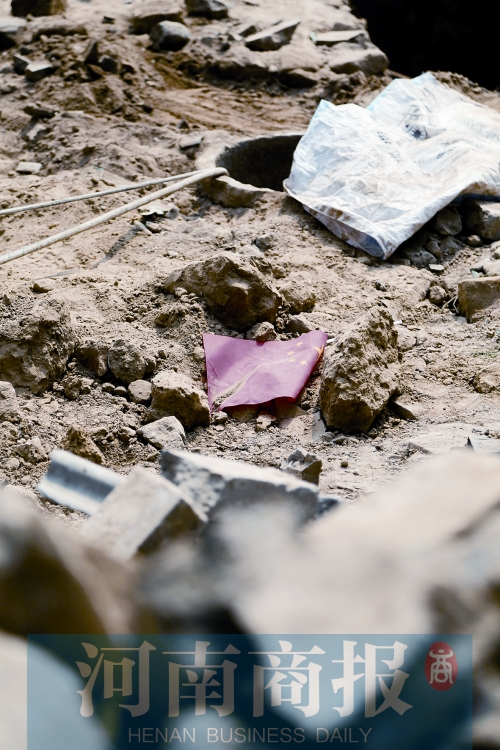 　　孩子墜井前，手里拿著國旗，邊走邊玩……