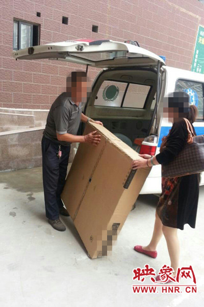 工作人員正在搬卸家具。