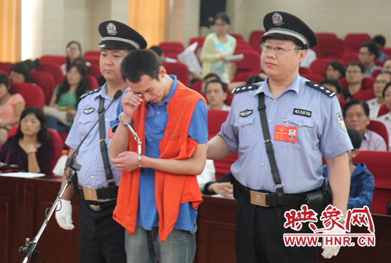 庭審現(xiàn)場，幾度流下淚水的小偉，后悔當初太過沖動。魏海勇-攝