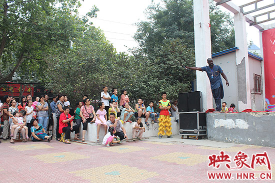 塞內(nèi)加爾羅斯和旋律鼓團(tuán)創(chuàng)辦者羅斯現(xiàn)場(chǎng)與觀眾互動(dòng) 塞內(nèi)加爾羅斯和旋律鼓團(tuán)創(chuàng)辦者羅斯現(xiàn)場(chǎng)與觀眾互動(dòng)