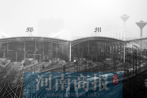 從解放路立交向南望去,火車站南側(cè)一座高樓在霧霾中若隱若現(xiàn) 從解放路立交向南望去,火車站南側(cè)一座高樓在霧霾中若隱若現(xiàn)