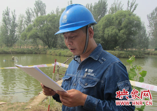 登塔之前，樊建軍在做最后的安全指示