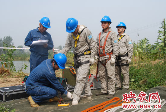 “弟兄們”每次上塔作業(yè)，樊建軍都要認真核對檢查，不容一絲失誤出現(xiàn)。