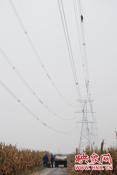 樊建軍自已笑稱，他們更像是一群“高空舞者”。