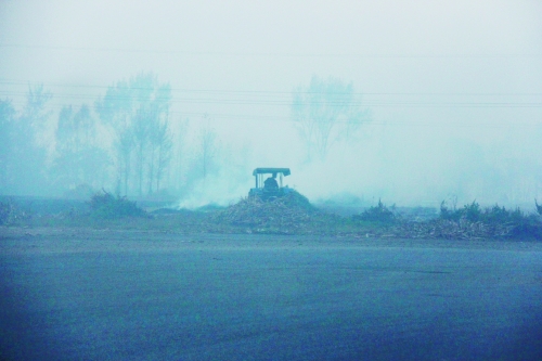 　9月底，南陽市社旗縣一處秸稈焚燒現(xiàn)場。此次督察通報，該縣被罰款9萬元。