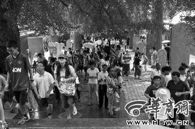 每天都有大量游客涌來，探訪他們心目中的少林