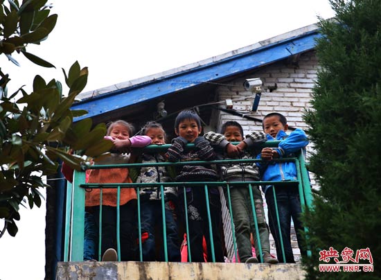 對于記者的到來，孩子們充滿了好奇