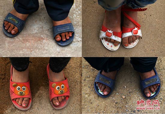 山里的溫度已經(jīng)很低了，有些孩子還是光腳穿著拖鞋。
