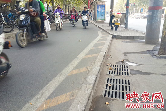 非機動車變向處有多條碰撞痕跡 非機動車變向處有多條碰撞痕跡