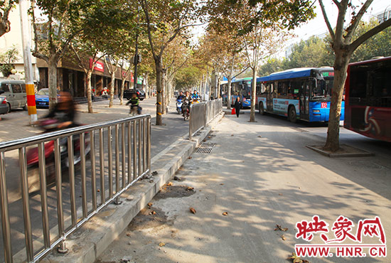 中原路大學路公交港灣非機動車道變向處已加裝護欄 中原路大學路公交港灣非機動車道變向處已加裝護欄