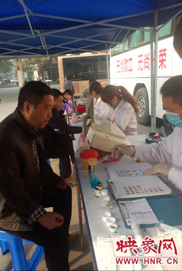 上午10時許，幾位市民在河南省人民會堂門口獻血