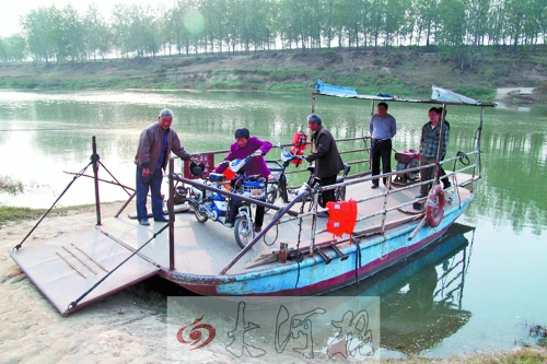 18年來，盛衛(wèi)川堅(jiān)持每日如此，為河兩岸的人擺渡。