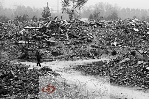 綠城街頭，海量的建筑垃圾令人觸目驚心。