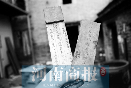 花五松的老宅里，還有祖上留下的牌位