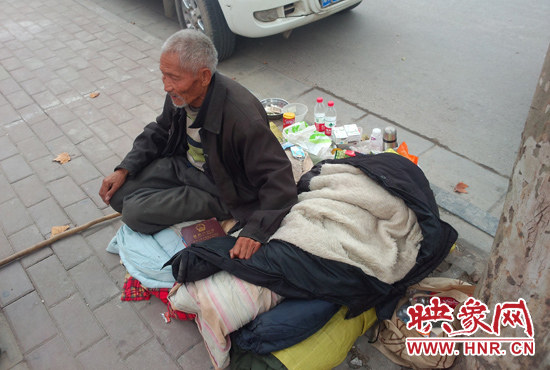 近兩周以來，這不到兩平方的地方就是張大爺的“家”。