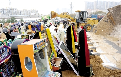 昨日16時(shí)，在鄭州市公安局治安支隊(duì)院內(nèi)，省會(huì)警方集中銷(xiāo)毀了“雷霆”行動(dòng)中查獲的賭博機(jī)等涉賭物品