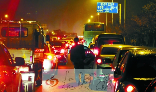 上周五晚上7點(diǎn)多,東風(fēng)東路車輛擁堵,一個(gè)多小時(shí)只能前行100米。