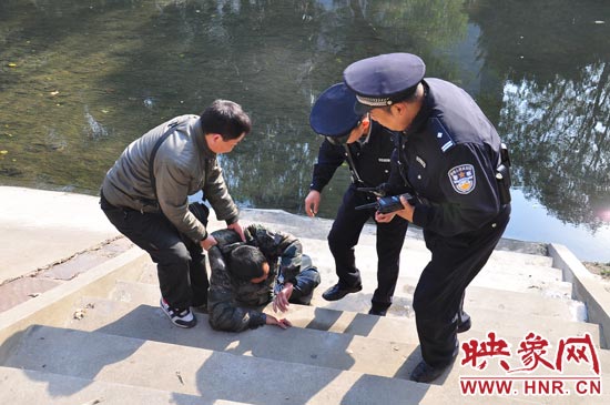 該男子滾入冰冷的金水河，嗆了幾口污水，連滾帶爬從水中出來，隨后被金水路派出所民警救上岸。