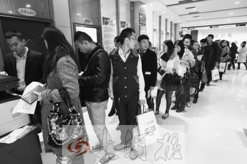 昨天,除復(fù)印材料處有新人排隊外,金水區(qū)民政局婚姻登記處大廳內(nèi)處未見新人排隊的火爆場景。