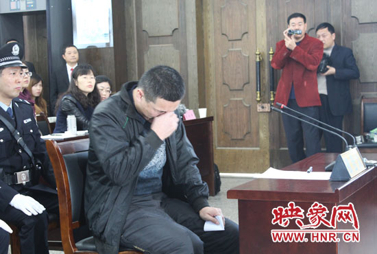 庭審現(xiàn)場，被告人常樹民哽咽著宣讀手中的悔恨書。