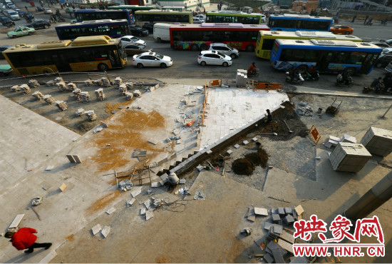 二七廣場站的施工人員正在對(duì)路面進(jìn)行還路工程