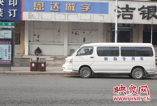 據(jù)附近商戶介紹,平時(shí)這里經(jīng)常有三四個(gè)流浪漢聚集 據(jù)附近商戶介紹,平時(shí)這里經(jīng)常有三四個(gè)流浪漢聚集