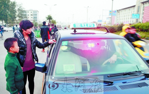 看見有帶小孩的乘客，王師傅都會遞上字條，提醒乘客。