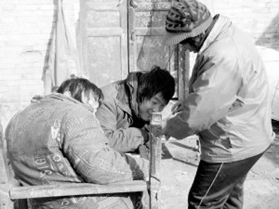 去年年初，武文英和雙胞胎腦癱兒子。圖片來源/《周口晚報》