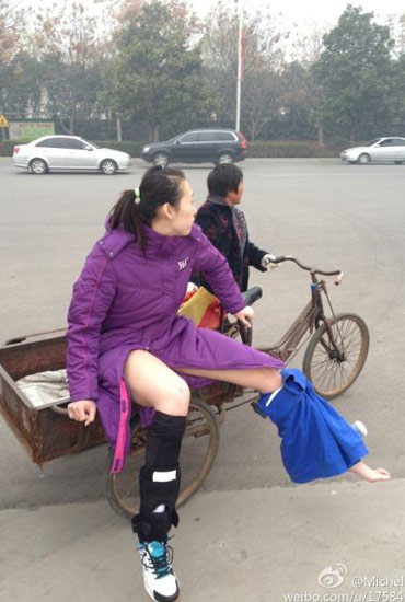 楊婕與朱婷相撞受傷下場-街頭大媽三輪送賓館。