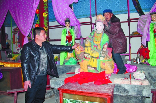 內黃縣警方將3尊佛頭交還給鶴壁市一寺廟 內黃縣警方將3尊佛頭交還給鶴壁市一寺廟