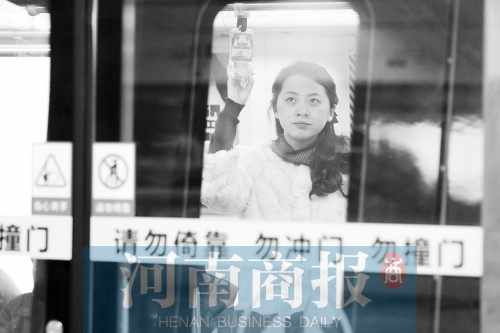 首個上班高峰，地鐵乘客以年輕的上班族為主