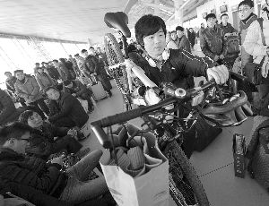 由于媽媽生病，盧文成只得中途放棄騎行改乘火車趕回老家。