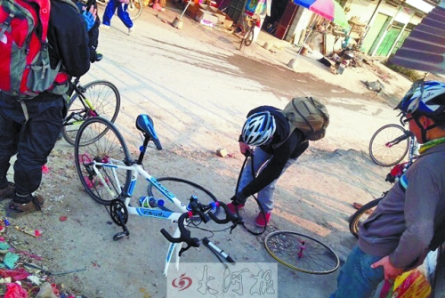 運(yùn)氣不好，十分鐘被扎了兩次胎，只能自己修車。