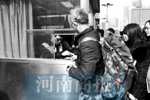 趙俊方在鄭州火車站進站，準備前往甘肅災區(qū)和災民一起過春節(jié)。記者 唐韜/攝