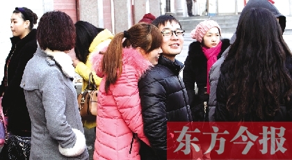 在鄭州市二七區(qū)婚姻登記處,新人們在門外排長隊 在鄭州市二七區(qū)婚姻登記處,新人們在門外排長隊