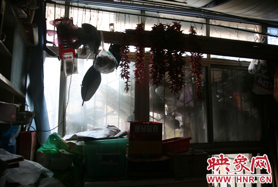 受影響的住戶將自己的窗戶遮擋起來，以防被加蓋樓層住戶看到自家