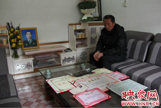 救火英雄鄭春光的父親和兒子獲得榮譽(yù)證書(shū)。