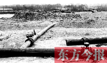 鄭州首座垃圾沼氣電廠并網(wǎng)發(fā)電，集氣管一端連接垃圾山深處，一端連接電廠集氣裝置