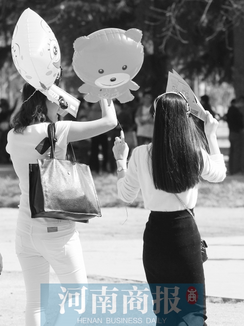 昨天高溫，有人穿上了短袖 記者 鄧萬里/攝