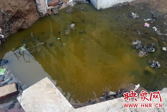 \路旁有一個(gè)水坑，污水不停在往外冒