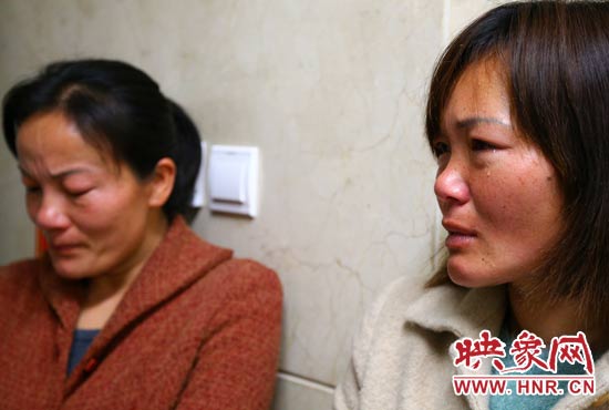 提及現(xiàn)狀，柴小快的女兒不住流淚。