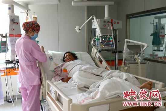 4月4日上午，仍舊躺在重癥監(jiān)護室里的柴小快正在接受治療。