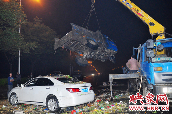 1點40許，兩輛車先后被吊起并拖離現(xiàn)場，停車場的幾位員工將路面清掃干凈，隨后該路段恢復(fù)通行。