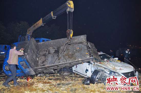 滿滿的一車泔水和垃圾傾瀉而下，鋪撒在路面和凌志車上，數(shù)十米遠(yuǎn)都能聞到泔水的惡臭。