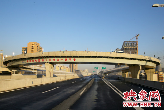 右側(cè)車道為北三環(huán)快速路文化路出口輔道。