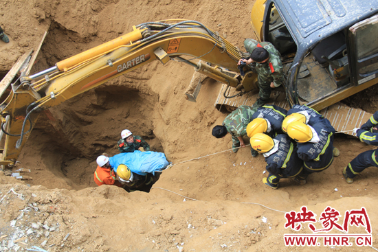 14點(diǎn)10分，經(jīng)過(guò)4個(gè)多小時(shí)的救援，消防官兵發(fā)現(xiàn)被埋男子，現(xiàn)在正從6米多深的塔吊塌方處抬出。