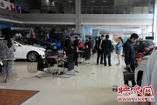 一大早來(lái)到4S店選車的顧客絡(luò)繹不絕。